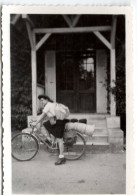 PHOTO--ORIGINALE UNE JEUNE FEMME AVEC UN VÉLO 1944 - Radsport