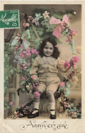 FETES - VOEUX - Anniversaire - Enfant - Petite Fille Souriante Assise - Fleurs - Colorisé - Carte Postale Ancienne - Verjaardag