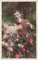 FETES - VOEUX - Bonne Fête - Homme Souriant Tenant Un Bouquet De Fleurs - Costume - Colorisé - Carte Postale Ancienne - Andere & Zonder Classificatie