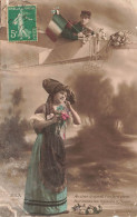 FANTAISIES - Femmes - Femme Seule - Tenant Un Bouquet De Fleurs - Homme - Drapeau - Fleurs - Carte Postale Ancienne - Frauen