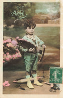 FETES - VOEUX - 1er Avril - Poisson D'Avril - Enfants Tenant Un Poisson Dans Ses Bras- Colorisé - Carte Postale Ancienne - 1 April (aprilvis)