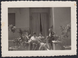 Ritratto Di Famiglia Nell'androne Di Casa  1955 Fotografia Vintage - Places