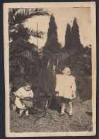 Due Piccoli Bambini Nel Giardino Di Casa 1930 Fotografia Vintage - Places