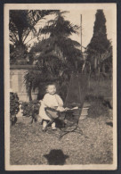 Neonato Si Regge Su Sedia Nel Giardino Di Casa 1930 Fotografia Vintage - Places