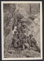 Escursionisti In Posa Tra Crostoni In Montagna 1940 Fotografia Vintage - Places