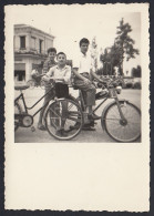 Ragazzi Con Moto Legnano E Bicicletta In Paese 1950 Fotografia Vintage - Places