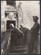 Tre Anziani Fuori La Scuola Elementare 1950 Fotografia Vintage - Places