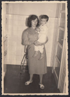 Giovane Mamma Con Bambino In Braccio In Cucina 1950 Fotografia Vintage - Places