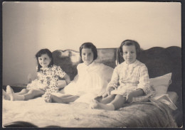 Tre Bambine In Posa Sedute Sul Letto 1950 Fotografia Vintage - Places
