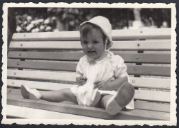 Bambina Con Berretto Seduta Da Sola Nella Panchina  1950 Fotografia Vintage - Orte