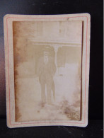 Photo Sur Carton ( 9.5 X 6.5 Cm ) " Homme Au Canotier, Qui Tient Un Parapluie " - Alte (vor 1900)