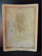 Photo Sur Carton ( 9.5 X 6.5 Cm ) " Homme Et Sa Bicyclette " - Alte (vor 1900)