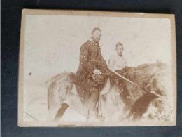 Photographie - Un Homme à Cheval Avec Son Compagnon à Ses Coté - Dim:11/8 Cm - Europa