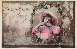 FETES - VOEUX - Nouvel An - Bonne Heureuse Année - Enfant - Petite Fille - Colorisé - Fleurs- Carte Postale Ancienne - Neujahr