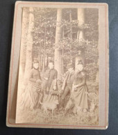 Photographie - Groupe De Personnes Dans Les Bois Avec Un Chien - Femme - Ombrelle - Chapeau - Europe