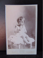 Photo CDV ( 10.5 X 6.5 Cm ) " Fillette Assise Sur Une Chaise " Photographe Caron, Amiens - Alte (vor 1900)