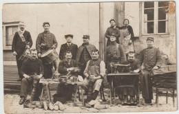 RIOM (?) - 105eme Régiment. (cordonniers, Musiciens)  (CARTE PHOTO) (2 Scans) - Régiments