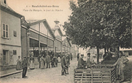 Neufchâtel En Bray * Place Du Marquis , Le Jour Du Marché * Les Halles * Foire Aux Cochons - Neufchâtel En Bray