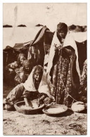 Algérie - Tunisie - Maroc - Petits Travaux Au Gourbi - (Vers 1920-30) - - Non Classés