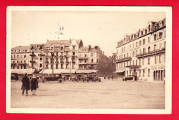 F-14-Trouville-40P56 Place Du Casino Et Les Hôtels, Pub Vichy Celestins, Animation, Vieilles Voitures, Cpa  - Trouville