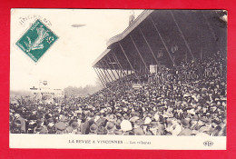 F-94-Vincennes-20P141 La Revue à Vincennes, Les Tribunes, Un Dirigeable Qui Survole, Cpa  - Vincennes