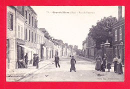 F-60-Grandvilliers-06Ph107  La Rue De Beauvais Animation, Cpa BE - Grandvilliers