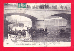 F-75-Paris-1139Ph107  Accident Du Pont De L'Archeveche, Autobus Dans La Seine, Recherche Des Victimes, Cpa BE - Bridges