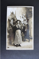 S-C-70 / Cheval - Photo De Famille .  Femme Et Enfant Sur Un Cheval / 1917 - Horses