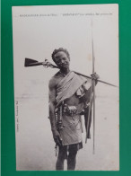 Madagascar , Fahavalo , Ou Rebelle , Fait Prisonnier , Fusil , Dos 1900 - Madagaskar