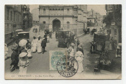 TROUVILLE (14) - La Rue Victor-Hugo, En Pleine Activité. Animation Et Vieilles Voitures. - Trouville