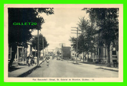 ST-GABRIEL DE BRANDON, QUÉBEC - RUE BEAUSOLEIL - ANIMÉES DE PERSONNAGES -  CIRCULÉE EN 1942 - PHOTO TEX - - Altri & Non Classificati