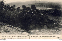 MILITARIA GUERRE 14-18 WW1 Dans La Tranchée Soldat Du Génie Suspendant Leur Travaux - Guerre 1914-18