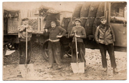 Groupe De Cantonniers . Carte Photo Animée Non Située - Paysans