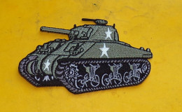 TISSU PATCH :  CHAR BLINDE SHERMAN , DIAMETRE 9 CM , BON ETAT VOIR PHOTO . POUR TOUT RENSEIGNEMENT ME CONTACTER. REGARDE - Patches