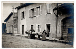 Carriole Dans La Rue . Carte Photo Animée. Lyon Ou Environs - Ambulanti