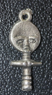 Pendentif Médaille En Bronze Blanc Figurine Africaine Ashanti De La Fertilité (Ghana) - Religione & Esoterismo