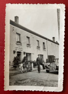 Luxembourg .  Weicherdange . Cafe Bourg Restaurant,. Photo Avec Voiture Et Cafe Restaurant   ( +- 6,2 Cm X 9,5 Cm ) - Other & Unclassified