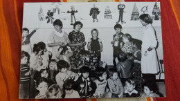 PHOTO GROUPE D ENFANTS ECOLE MATERNELLE PHOTO NICOLE ALBERTO COLLOBRIERES VAR JUIN 1974 FORMAT 10.5 PAR 15 CM - Anonieme Personen