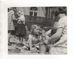 C5068/ Mädchen Kinder Spielen In Der Sandkiste Foto 50er Jahre 17,5 X 14 Cm - Non Classés