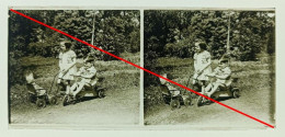 Photo Sur Plaque De Verre, Poussette D'enfant, Garçon, Fille, Véhicule Avec Petite Roues, Cour, Jardin, Années 1930 - Diapositiva Su Vetro