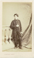 Photo CDV - Très Jeune Homme En Costume, Casquette à La Main - 1865 Phot. Gustave à Le Mans - Exposition De L'Industrie - Oud (voor 1900)