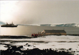 1 AK Antarktis / Antarctica * Captain Scott*s Haus Von Der Expedition 1912 - Crusing Ship Front Cape Evans, Ross Sea * - Andere & Zonder Classificatie