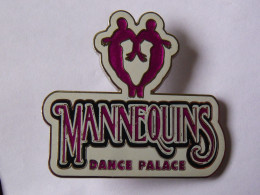BIG Pins DISNEY MANNEQUINS DANCE PALACE DISCOTHEQUE L ILE DES PLAISIRS 5 X 4,5 Cm 2 Attaches TBQ - Disney