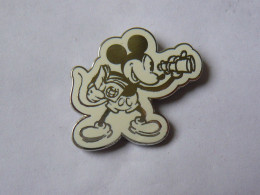 Pins DISNEY MICKEY JUMELLES TBQ - Disney