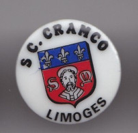 Pin's En Porcelaine  Thosca Limoges Ecusson  Blason Couronne S.C. Cranco  Limoges  Réf 7616JL - Städte