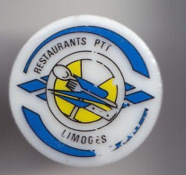 Pin's En Porcelaine  Thosca Limoges Restaurant PTT Limoges Limoges  Réf 7618JL - Postwesen