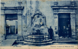 Grasse, Fontaine Et Entree Del`Hotel De Ville - Grasse