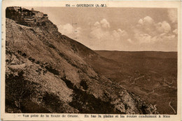 Gourdon, Vue Prise De La Route De Grasse - En Bas La Plaine Et Les Routes - Gourdon