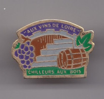 Pin's Aux Vins De Loire Chilleurs Aux Bois  Dpt 45  Grappe De Raisin Tonneaux Cave Réf 7062JL - Cities