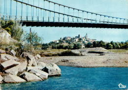 13 - Mallemort En Provence - Pont Suspendu Sur La Durance Avec Vue Sur Un Coin Pittoresque De Mallemort - Carte Dentelée - Mallemort